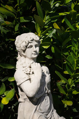 Obraz premium statue of a woman decoration in a garden