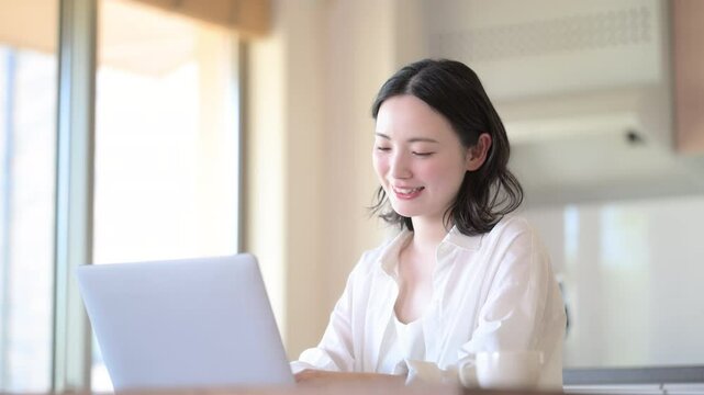 パソコンを見ながら考える女性　ECサイトでの買い物やリスキリング(勉強）どのイメージの動画