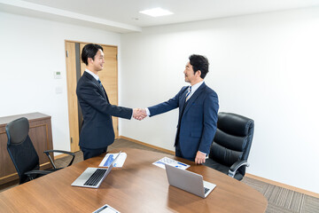 握手するビジネスマン