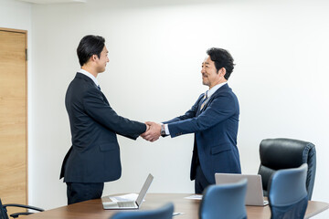 握手するビジネスマン