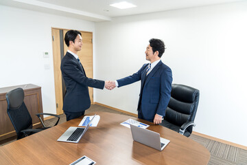 握手するビジネスマン