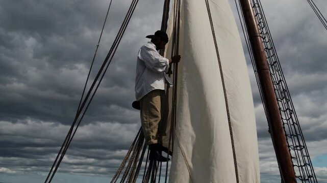 Hisse et Voile Sous Ciel Orageux