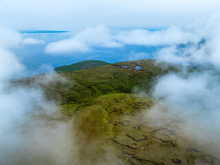 Luftaufnahme der zerklüfteten Landschaft am Lough Accorrymore mit Wolken
