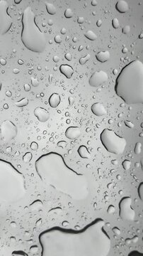 Lluvia en cristal transparente con gotas de agua sonido lluvia fuerte