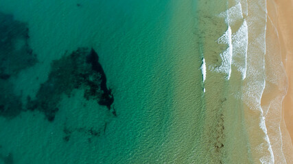 vista de la orilla de la playa con un dron	