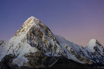 Pumori summit mountain in Himalaya snow covered peak. Stunning view on high altitude mountains on Nepal trek hiking route. Great mountain landscape scenic view on EBC Everest base camp trek, trekking © Yuliia