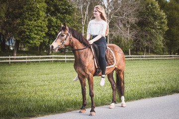 Obraz premium Mädchen mit Pferd/Pony