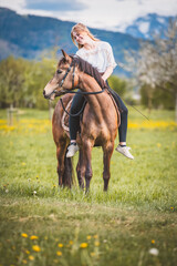 Fototapeta premium Mädchen mit Pferd