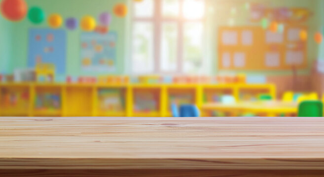 Tampo de mesa de madeira com fundo festivo desfocado de uma sala de aula de jardim de inf&acirc;ncia.