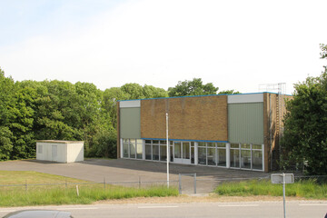 Obraz premium a water pumping station in the dutch countryside near the sea