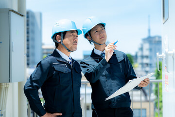 現場で打ち合わせする作業服のビジネスマン