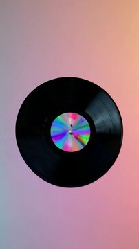 Vinyle noir avec reflet arc-en-ciel sur fond d&eacute;grad&eacute; pastel

