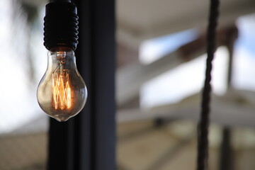 ぼんやり光る電球