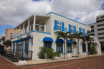 ビーチフロントに建つおしゃれなお店