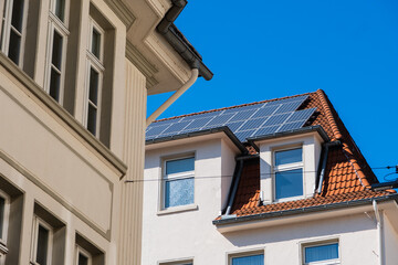 Solarpanele auf dem Dach eines alten Industriegebäudes in Wuppertal, Deutschland