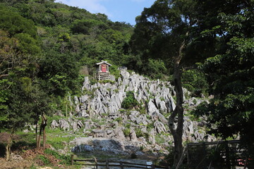 岩場にある神社