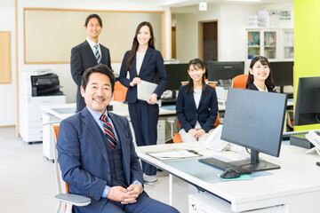 オフィスで働くビジネスパーソン