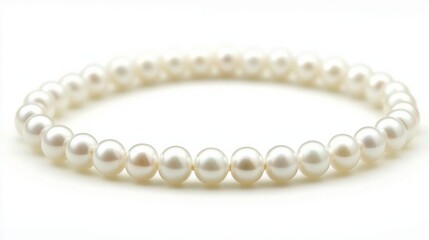 Obraz premium A white pearl bracelet with many small white pearls