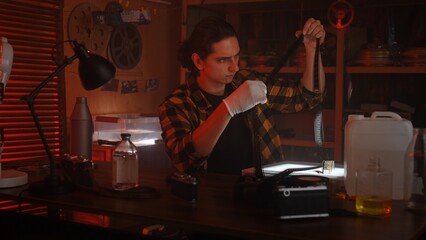 Obraz premium Film Development Process in a Professional Darkroom Setting