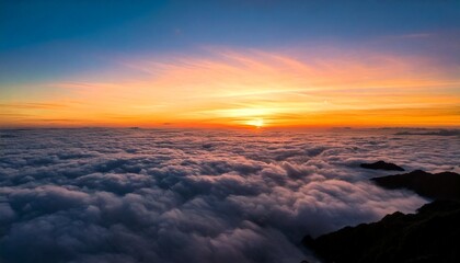 Vista aérea de una impresionante puesta de sol sobre un mar de nubes