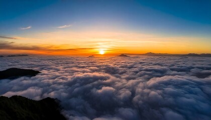 Vista aérea de una impresionante puesta de sol sobre un mar de nubes