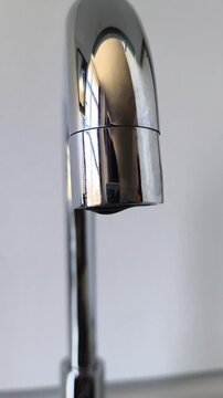 Grifo goteando gotas de agua
