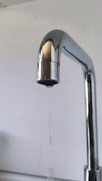 Grifo goteando sequ&iacute;a derroche perdida de agua vertical 