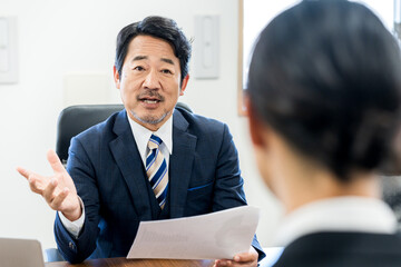 商談をするビジネスマン
