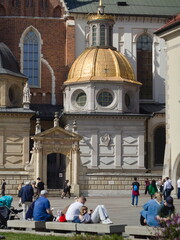 Kaplica Zygmuntowska na Wawelu w słoneczny dzień – zabytkowa architektura i życie codzienne Krakowa