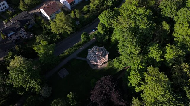 Luftaufnahme des Chinesischen Turms im Fuerstengarten, Donaustauf, Bayern, Deutschland. Historisches Holzbauwerk an der Donau. Natur, Kultur, Sommer, Tourismus, Geschichte. 