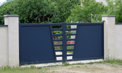 Portail de maison gris noir 