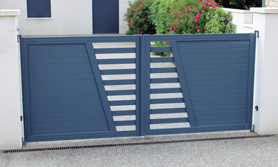 Portail de maison automatique gris noir