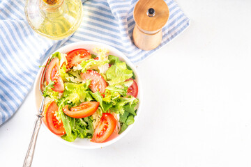 Vegetable salad with lettuce and sliced ​​tomatoes