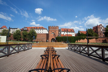 Dziedzictwo kulturowe - widok na zabytkową bramę na bulwarze w Toruniu, Polska. View of the historic gate on the boulevard in Torun, Poland
