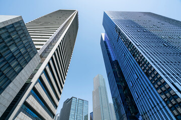 Obraz premium The glass exterior wall of the skyscraper in the financial center