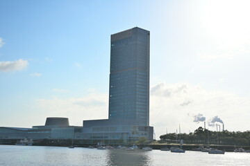 信濃川と朱鷺メッセ（新潟県）