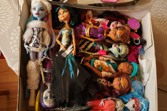 Colecci&oacute;n antigua de mu&ntilde;ecas Bratz en caja de cart&oacute;n en Alcoy el 14 de mayo de 2025, Espa&ntilde;a