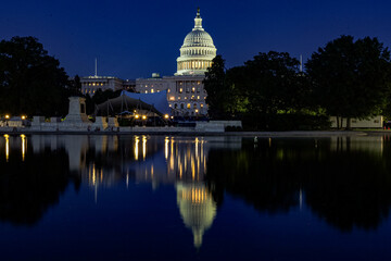 Obraz premium US Capitol Building at night