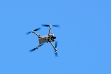 Automatische Drohne mit Kamera überfliegt den Himmel