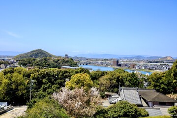 犬山市、国宝犬山城と犬山市街の風景