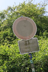 Verkehrszeichen Verbot der Durchfahrt ist vom Wetter ausgebleicht