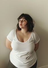 Obraz premium Confident woman in white shirt