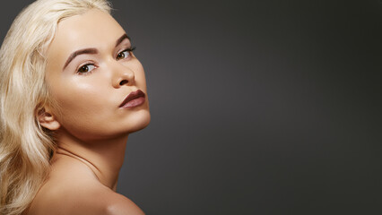 Fototapeta premium Sexy blond woman in retro style. Beautiful woman model in femininity pose with fashion make-up, soft skin, hairstyle