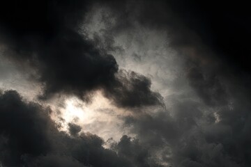 Obraz premium Dramatic Skyscape with Ethereal Clouds and Bright Sun