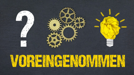 voreingenommen	
