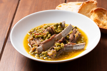 Stufato di agnellone con piselli, cibo tipico sardo 