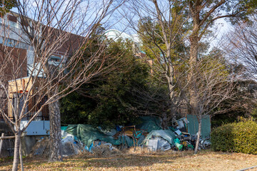 河川敷のブルーシートや廃材で建てた小屋