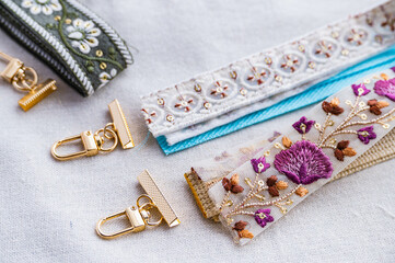 インド刺繍リボンとクリンプエンドパーツ