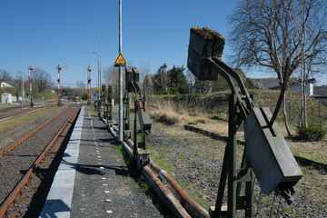 Spannwerke für Drahtzugleitung der Bahn im Bahnhof Langenhahn im Westerwald - Stockfoto
