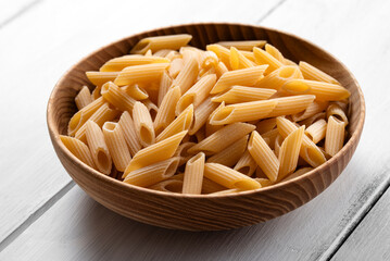 Mezze penne rigate, pasta italiana 